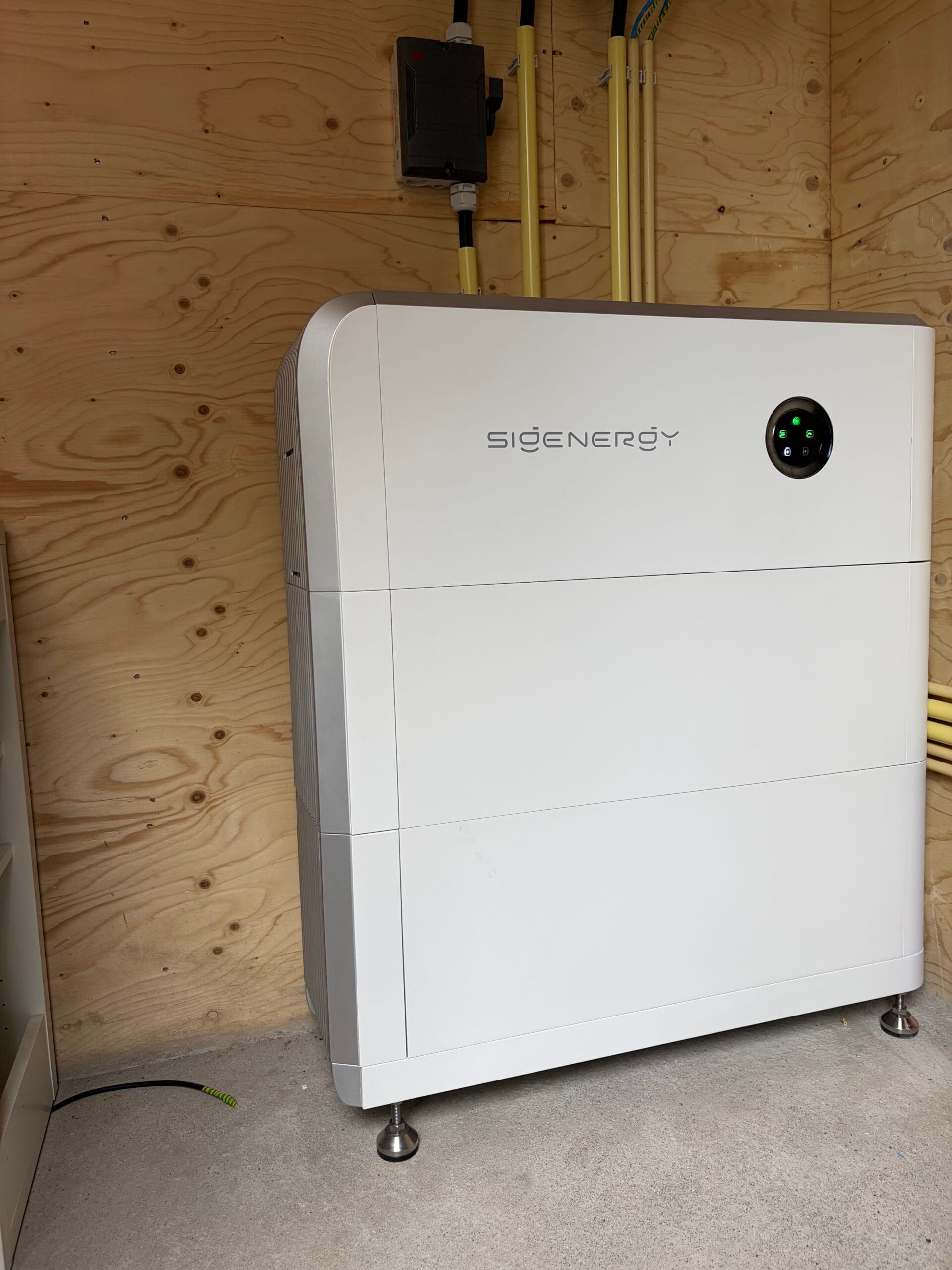 Thuisbatterij geplaatst in een schuur met nette technische aansluiting